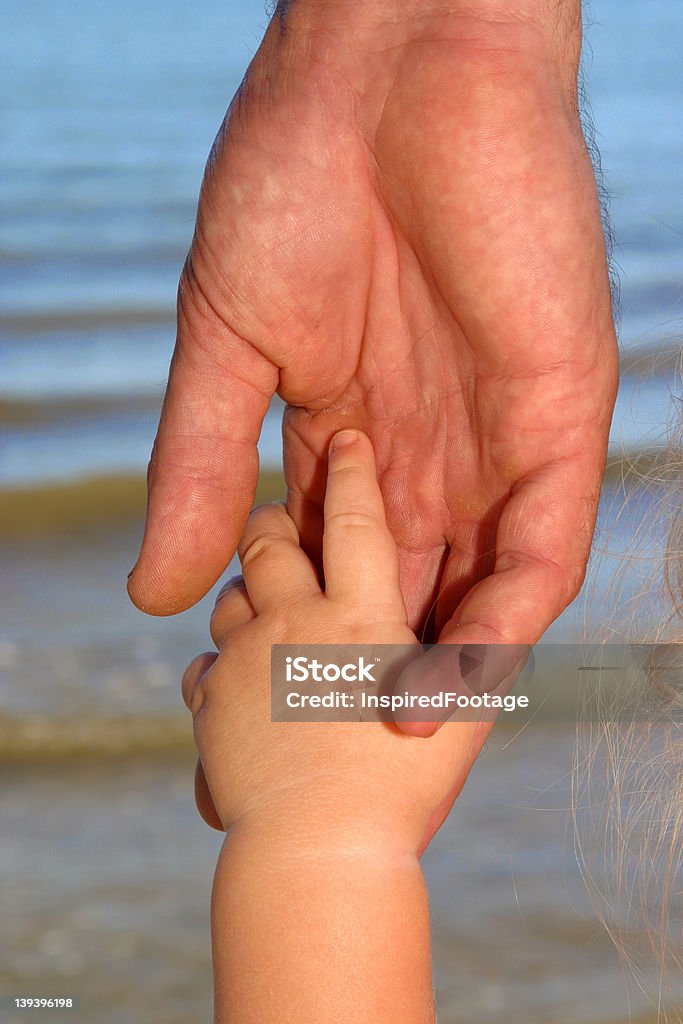 Daddy si prega di tenere la mano - Foto stock royalty-free di Accudire