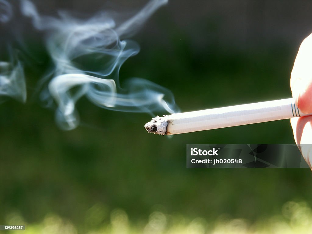 Hai un fumo 2 - Foto stock royalty-free di Accendere (col fuoco)