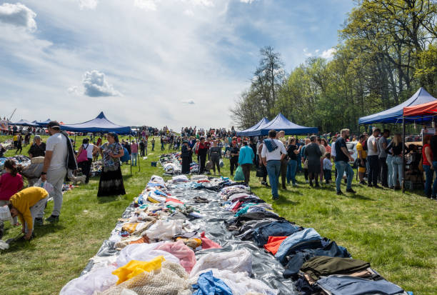 vieux vêtements en vente à la foire. - second hand photos et images de collection