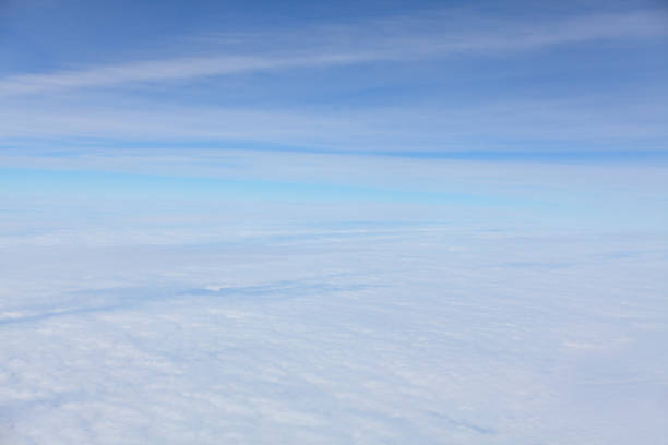 vapore acqueo nella stratosfera - vapor trail cirrus sky cloudscape foto e immagini stock