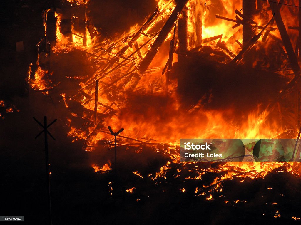 Большое пламя на площадь - Стоковые фото Огонь роялти-фри