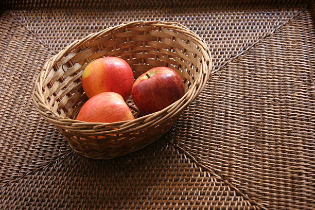 drei äpfel in einem korb - three objects three people three animals apple stock-fotos und bilder