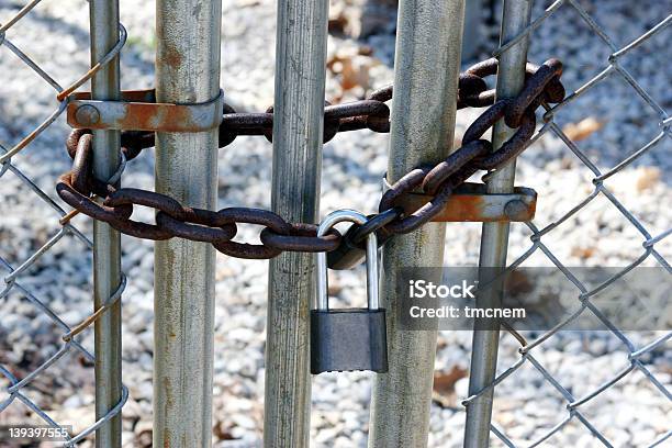 Locked Ворота — стоковые фотографии и другие картинки Жест стоп - Жест стоп, Охранник, Chain Lock