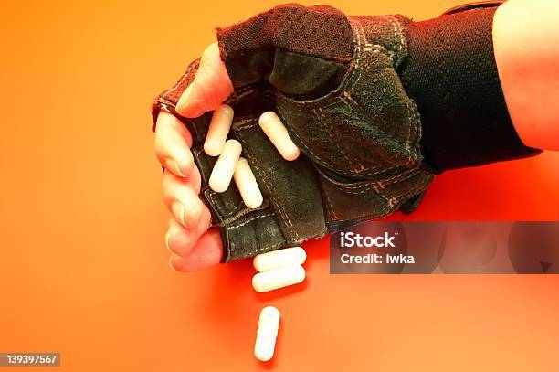 Mano Pastillas Foto de stock y más banco de imágenes de Aclamar - Aclamar, Adicción, Asistencia sanitaria y medicina