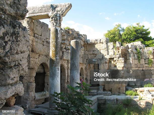 Ruinas De Corinto Foto de stock y más banco de imágenes de Corintio - Peloponeso - Corintio - Peloponeso, Aire libre, Antigualla