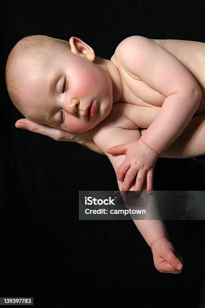 Sonno Neonato 3 - Fotografie stock e altre immagini di Abbracciare una persona - Abbracciare una persona, Ambientazione tranquilla, Bambini maschi