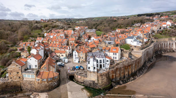 robin hoods bay widok na wzniesień - robin hoods bay zdjęcia i obrazy z banku zdjęć