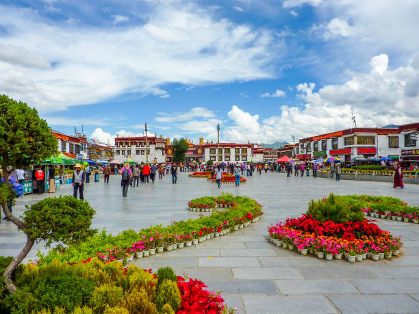 plaza central frente al templo jokhang en lhasa, tíbet (2010) - lhasa fotografías e imágenes de stock