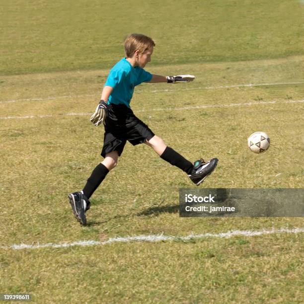 Soccer Kick Foto de stock y más banco de imágenes de Adolescencia - Adolescencia, Aire libre, Botas de fútbol