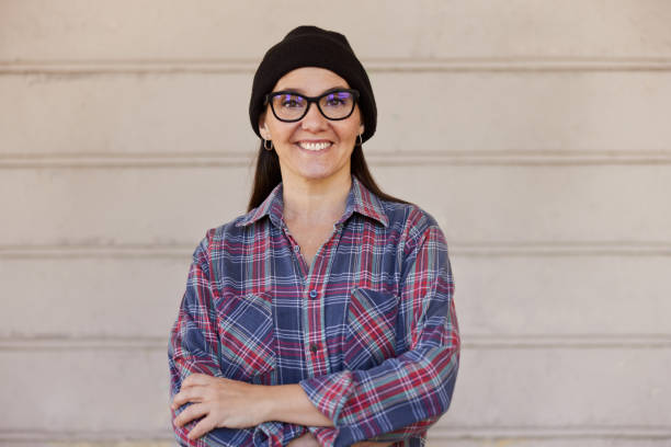 une femme hipster d’âge moyen pose pour la caméra. - lumberjack shirt photos et images de collection