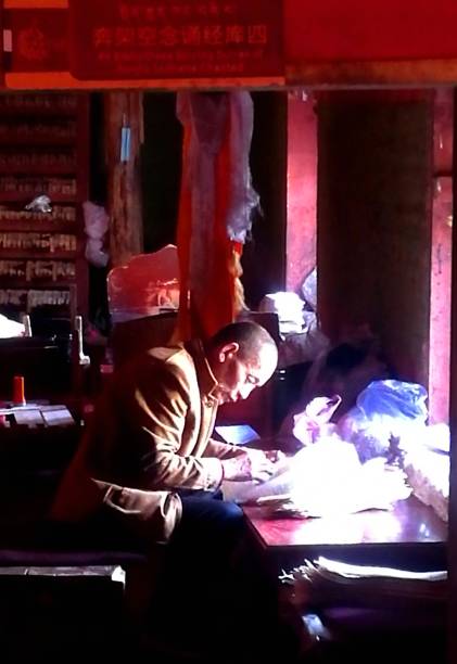 stary mistrz sprawdzał wydrukowane pisma święte jeden po drugim. - asian culture traditional culture chinese culture antiquities zdjęcia i obrazy z banku zdjęć