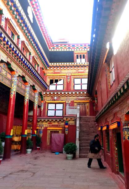 parte do tradicional edifício tibetano na casa de impressão sutra - asian culture traditional culture chinese culture antiquities - fotografias e filmes do acervo
