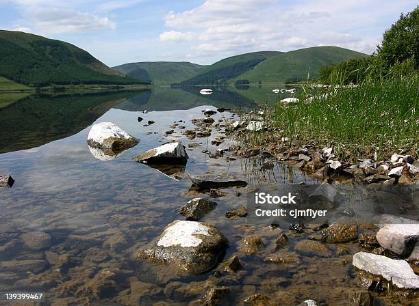 Tranquillo Lago Scozzese - Fotografie stock e altre immagini di Acqua - Acqua, Ambientazione esterna, Ambientazione tranquilla