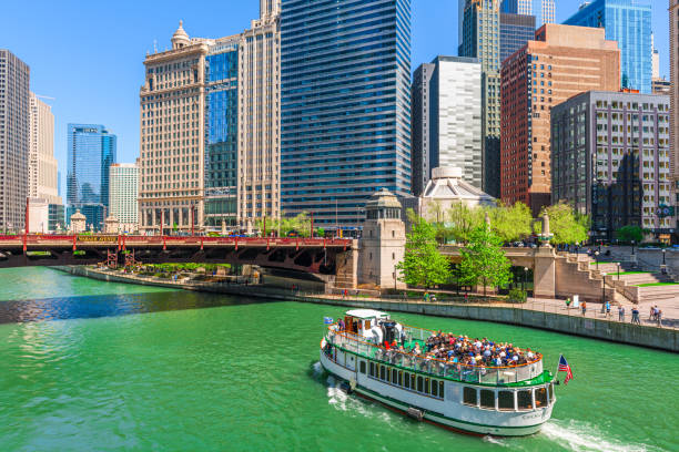 シカゴ、川沿いのイリノイ州 - 遊覧船 ストックフォトと画像