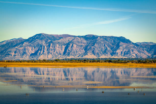 salt lake city, utah, usa am great salt lake - mountain range utah sky mountain stock-fotos und bilder