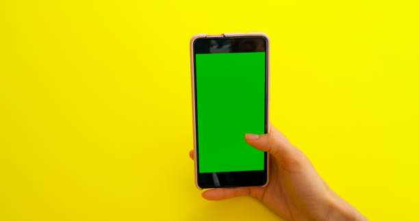 gesto de desplazamiento en el teléfono inteligente con la tecla de croma de pantalla de maqueta verde - double click fotos fotografías e imágenes de stock