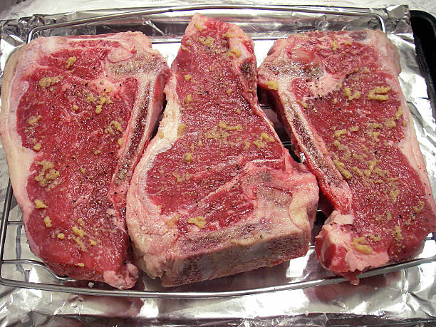 carne rossa - strip steak aluminum foil steak foto e immagini stock