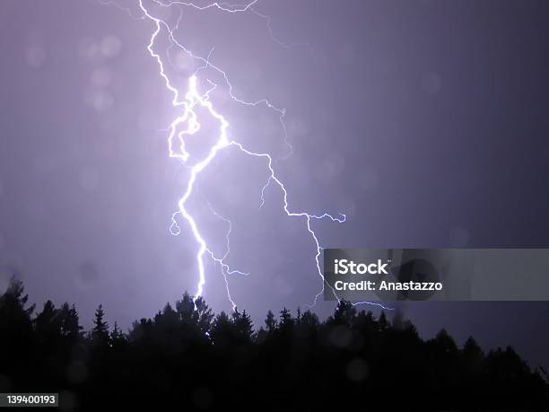 Piorun W Nocy Deszcz - zdjęcia stockowe i więcej obrazów Błyskawica - Błyskawica, Korona drzewa, Burza