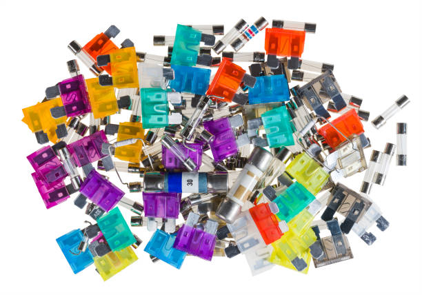 fusibili elettrici per autoveicoli o tubi di vetro in pile colorate isolati su fondo bianco - automotive fuses foto e immagini stock