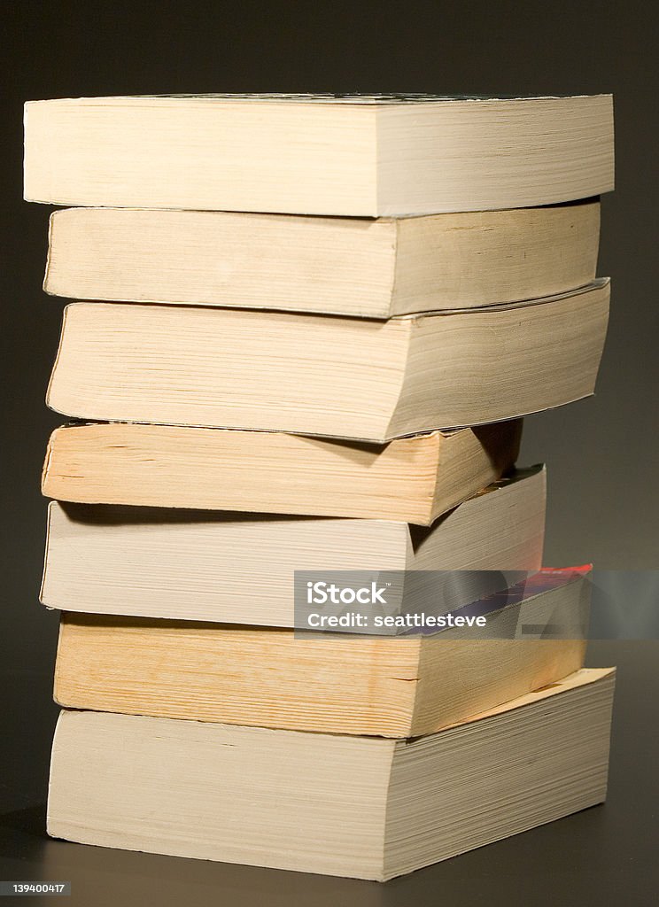 Pila di libri usati Libro in brossura - Foto stock royalty-free di Carta