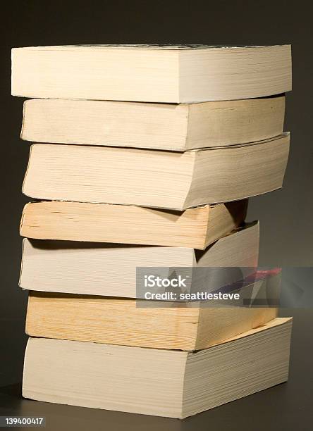 Pila Di Libri Usati Libro In Brossura - Fotografie stock e altre immagini di Carta - Carta, Catasta, Composizione verticale
