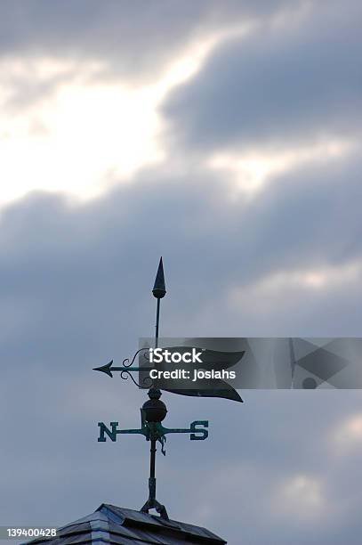 Banderuola In Un Giorno Nuvoloso - Fotografie stock e altre immagini di Antico - Vecchio stile - Antico - Vecchio stile, Banderuola, Cielo