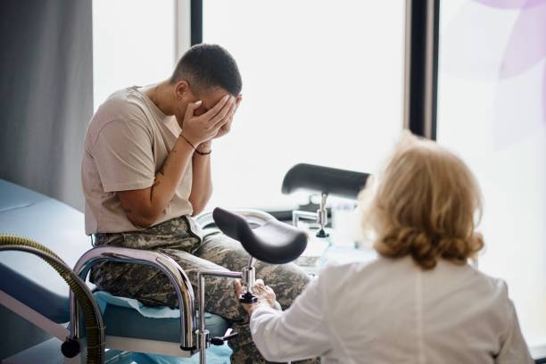pracownik służby zdrowia udzielający wsparcia i miłości pacjentowi żołnierza - cytologia zdjęcia i obrazy z banku zdjęć