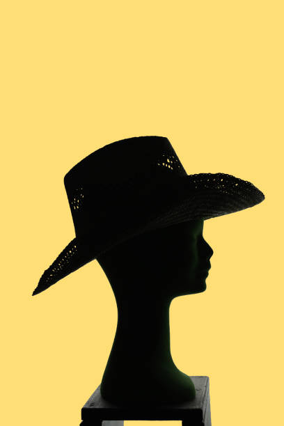 dummy head in a window presenting an hat