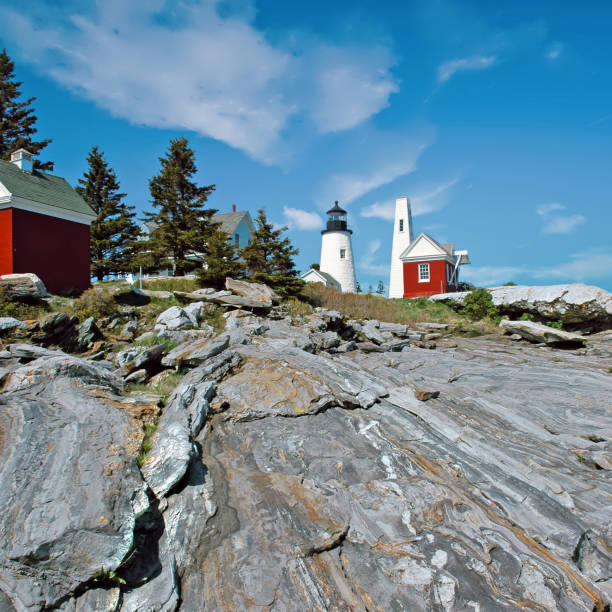 latarnia morska i rocky atlantic coast-pemaquid point maine - maine lighthouse pemaquid peninsula pemaquid point lighthouse zdjęcia i obrazy z banku zdjęć