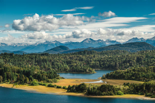 punto panorámico - circuito chico: superbe vue sur le parc national de los arrayanes en argentine - bariloche argentina south america lake photos et images de collection