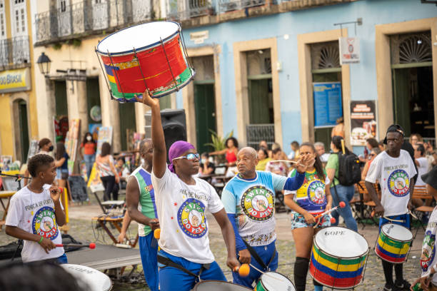 membri della scuola di batteristi che suonano al centro storico pelourinho a salvador - african descent african culture drum history foto e immagini stock