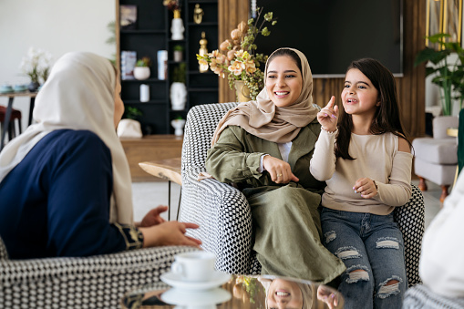 Mujeres y niños de Oriente Medio conversando en el hogar familiar photo