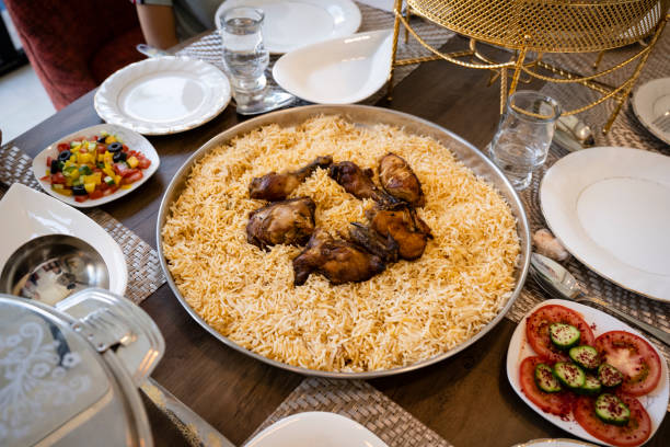 кабса, национальное блюдо саудовской аравии, которым можно поделиться - culture dish стоковые фото и изображения