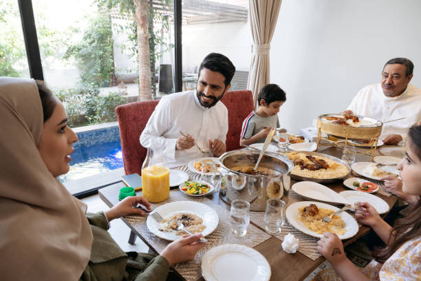la famiglia di riyadh parla e ride mentre si gode il pranzo - saudi arabia child ramadan offspring foto e immagini stock