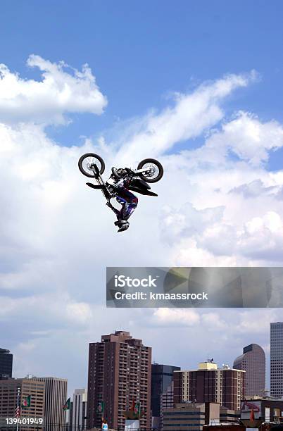 Deportes De Acción De Motocross Foto de stock y más banco de imágenes de Raro - Raro, Motocicleta, Parque de atracciones