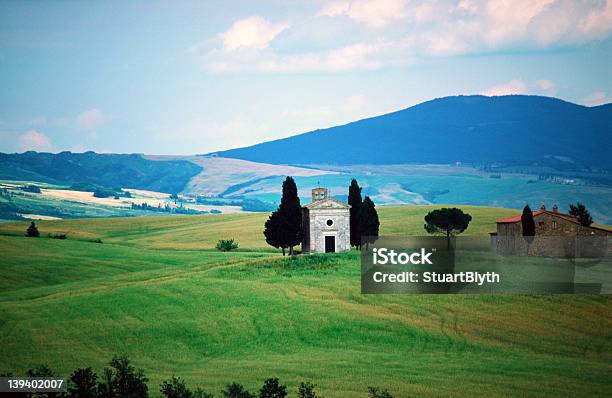 Igreja Vista Tuscan - Fotografias de stock e mais imagens de Ao Ar Livre - Ao Ar Livre, Cena Rural, Cereal