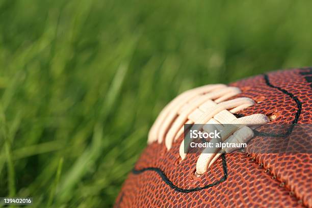 Fußball Auf Dem Rasen Stockfoto und mehr Bilder von Amerikanischer Football - Amerikanischer Football, Braun, Extreme Nahaufnahme