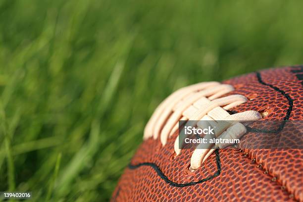 Fútbol En El Césped Foto de stock y más banco de imágenes de Campo - Lugar deportivo - Campo - Lugar deportivo, Campo de fútbol americano, Coser