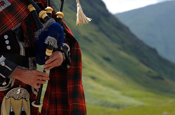 bagpiper en escocia - cultura escocesa fotografías e imágenes de stock
