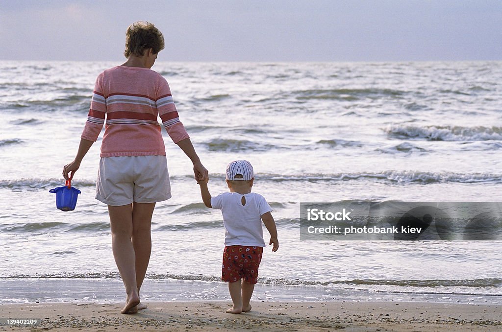 母と子のビーチ - シングルマザーのロイヤリティフリーストックフォト