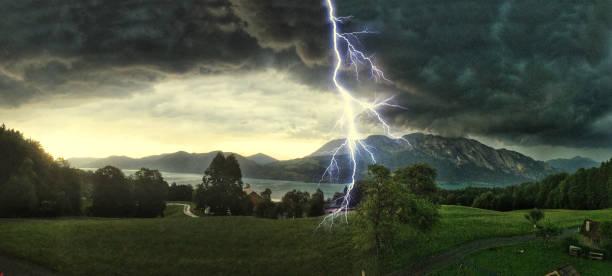 orage avec foudre sur les alpes au lac attersee, salzbourg autriche, concept pour dommages d’assurance, sécurité, intempéries et changement climatique - european alps europe high up lake photos et images de collection