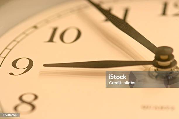 Primer Plano De Reloj Foto de stock y más banco de imágenes de Aguja de Reloj - Aguja de Reloj, Blanco - Color, Color negro