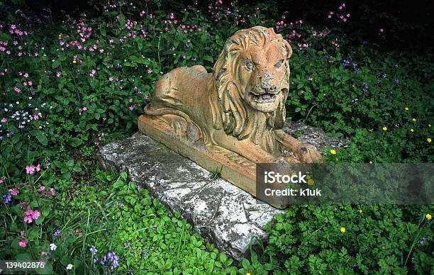 Leão Em Flores Bela E O Monstro - Fotografias de stock e mais imagens de Animal - Animal, Antigo, Arte