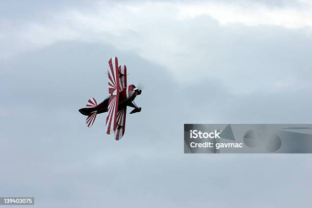 Acrobacia Aérea Foto de stock y más banco de imágenes de Avión - Avión, Aeródromo, Cielo