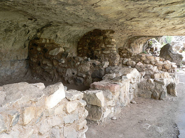 cliff logements, walnut canyon - walnut canyon ruins photos et images de collection