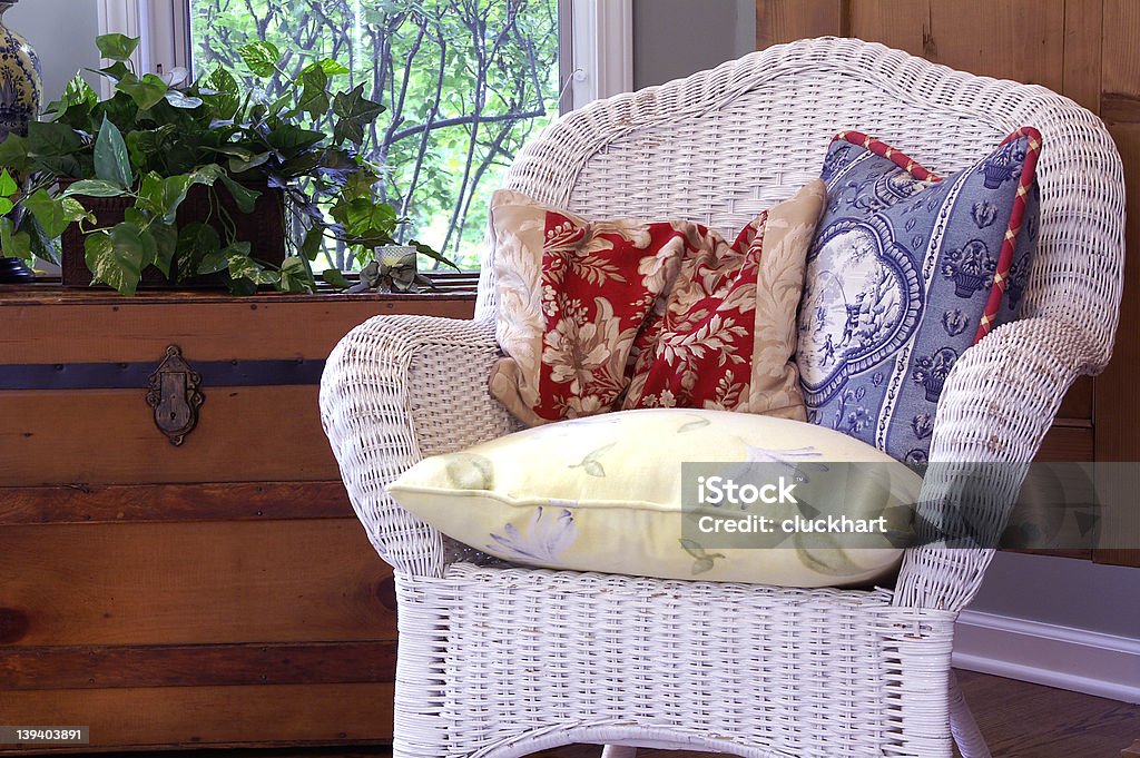 Confortable fauteuil en osier - Photo de Ameublement libre de droits