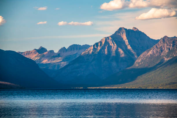 paisible lac mc donald par une journée d’été claire dans le parc national des glaciers dans le montana. - us glacier national park mcdonald lake glacier nobody photos et images de collection