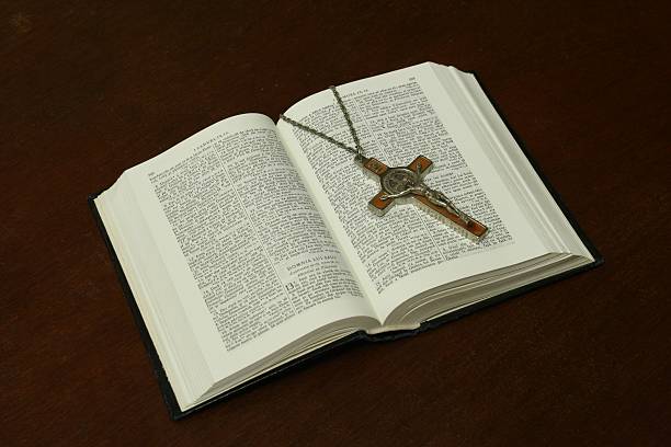 聖書と十字架 - doctrinal ストックフォトと画像