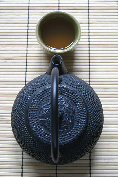 Bügeleisen-Teekanne und grünem Tee – Foto