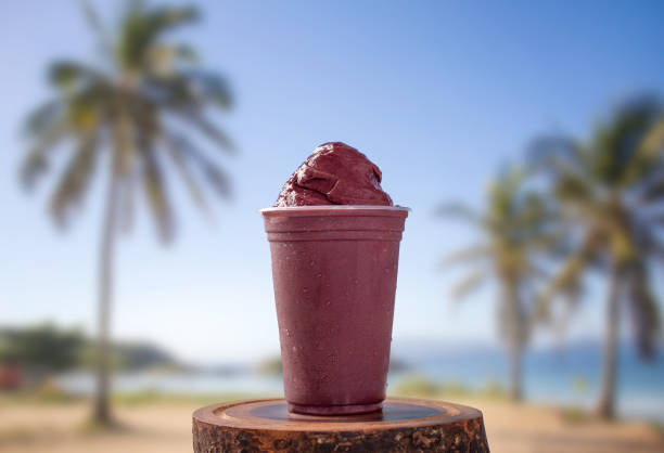 copo de açaí de sorvete na praia tropical de fundo - açaí - fotografias e filmes do acervo